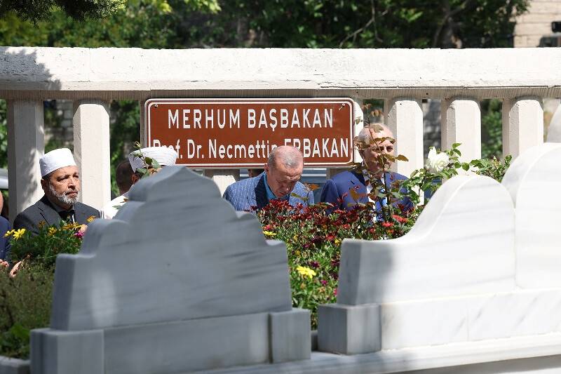 aa-20230527-31251188-31251182-cumhurbaskani-erdogan-necmettin-erbakanin-kabrini-ziyaret-etti.jpg