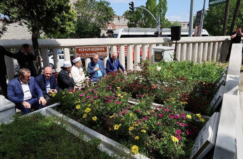 aa-20230527-31251188-31251185-cumhurbaskani-erdogan-necmettin-erbakanin-kabrini-ziyaret-etti-001.jpg