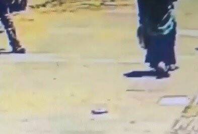 Kadının düşürdüğü cüzdanı başka biri aldı, o anlar kameraya yansıdı