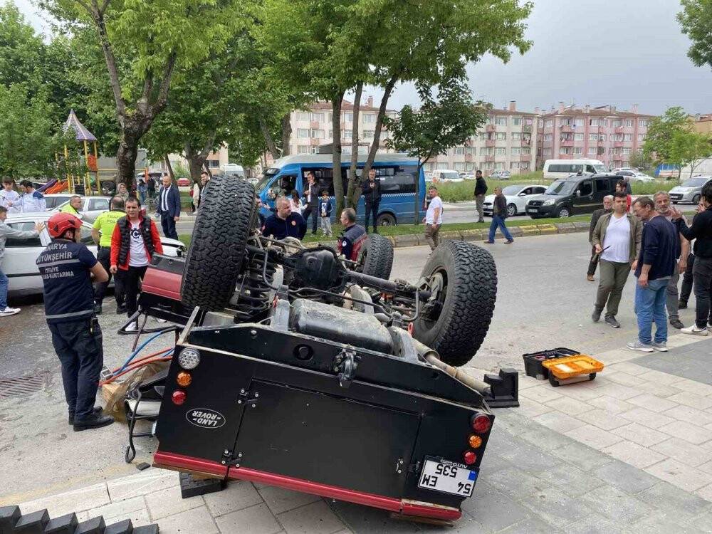 Takla atan off-road aracını görenler bölgeye koştu