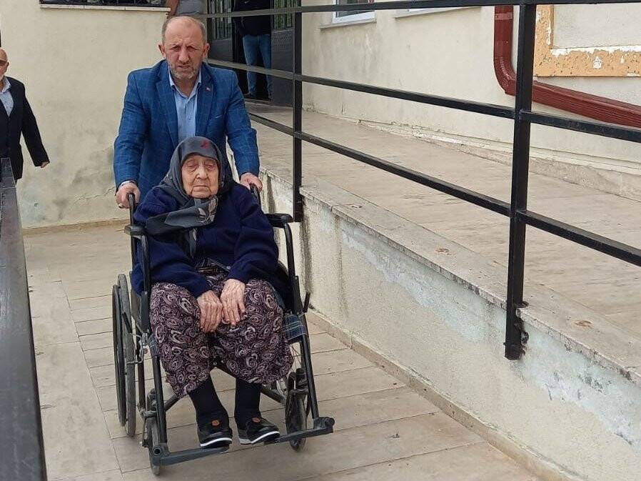 107 yaşındaki "asırlık çınar" sandık başına gitti
