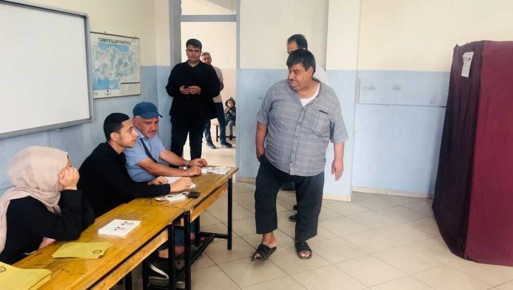 175 kilo ağırlığındaki seçmen yürüyerek oy kullanmaya gitti