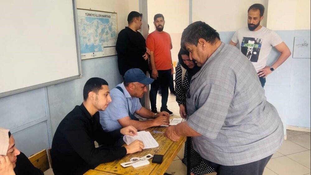 175 kilo ağırlığındaki seçmen yürüyerek oy kullanmaya gitti