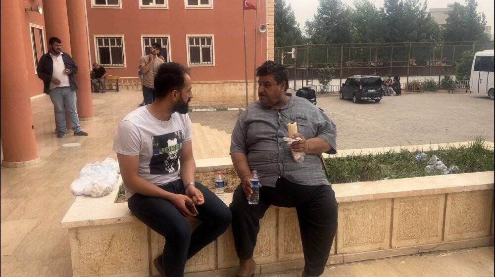 175 kilo ağırlığındaki seçmen yürüyerek oy kullanmaya gitti