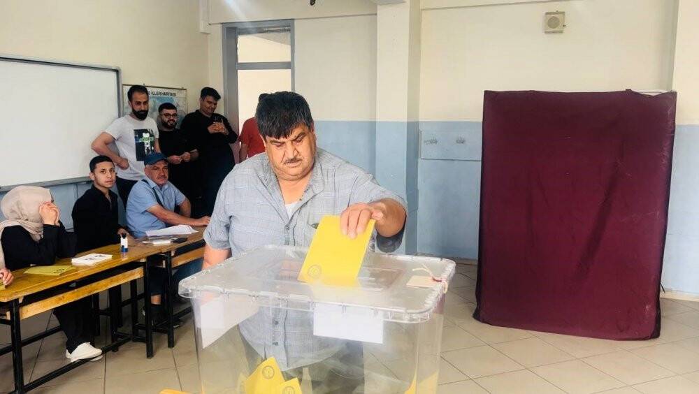 175 kilo ağırlığındaki seçmen yürüyerek oy kullanmaya gitti