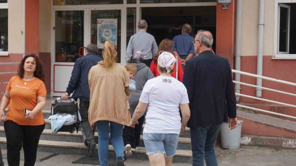25 günlük bebeğiyle sandık başına gitti