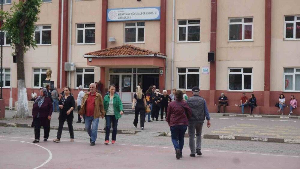 25 günlük bebeğiyle sandık başına gitti