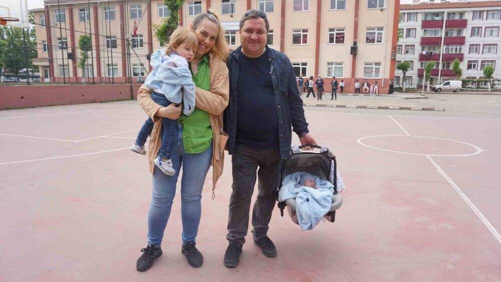 25 günlük bebeğiyle sandık başına gitti