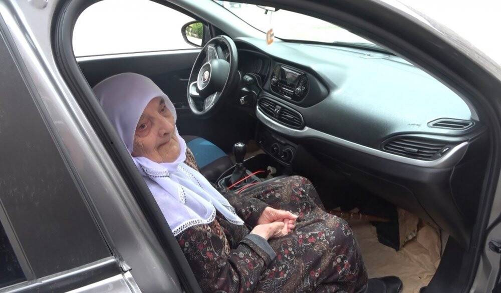 Annesini sırtında taşıyarak sandığa getirdi