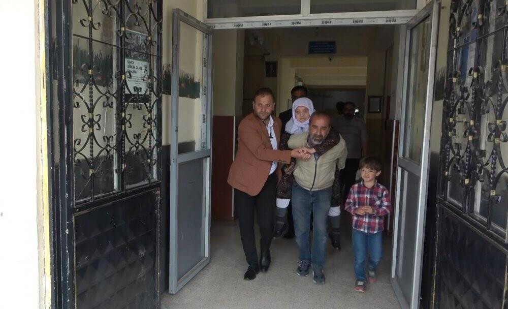 Annesini sırtında taşıyarak sandığa getirdi