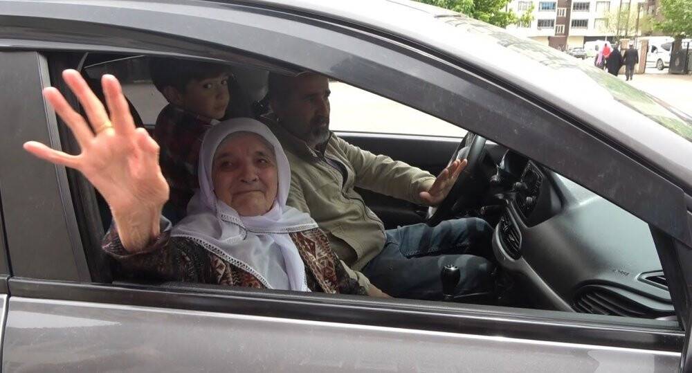 Annesini sırtında taşıyarak sandığa getirdi