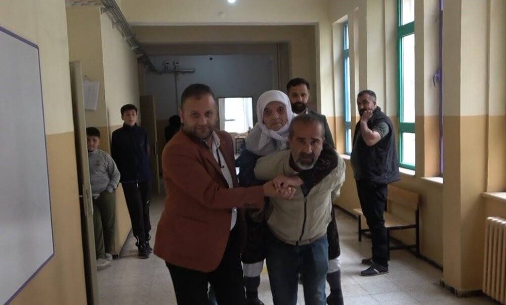 Annesini sırtında taşıyarak sandığa getirdi