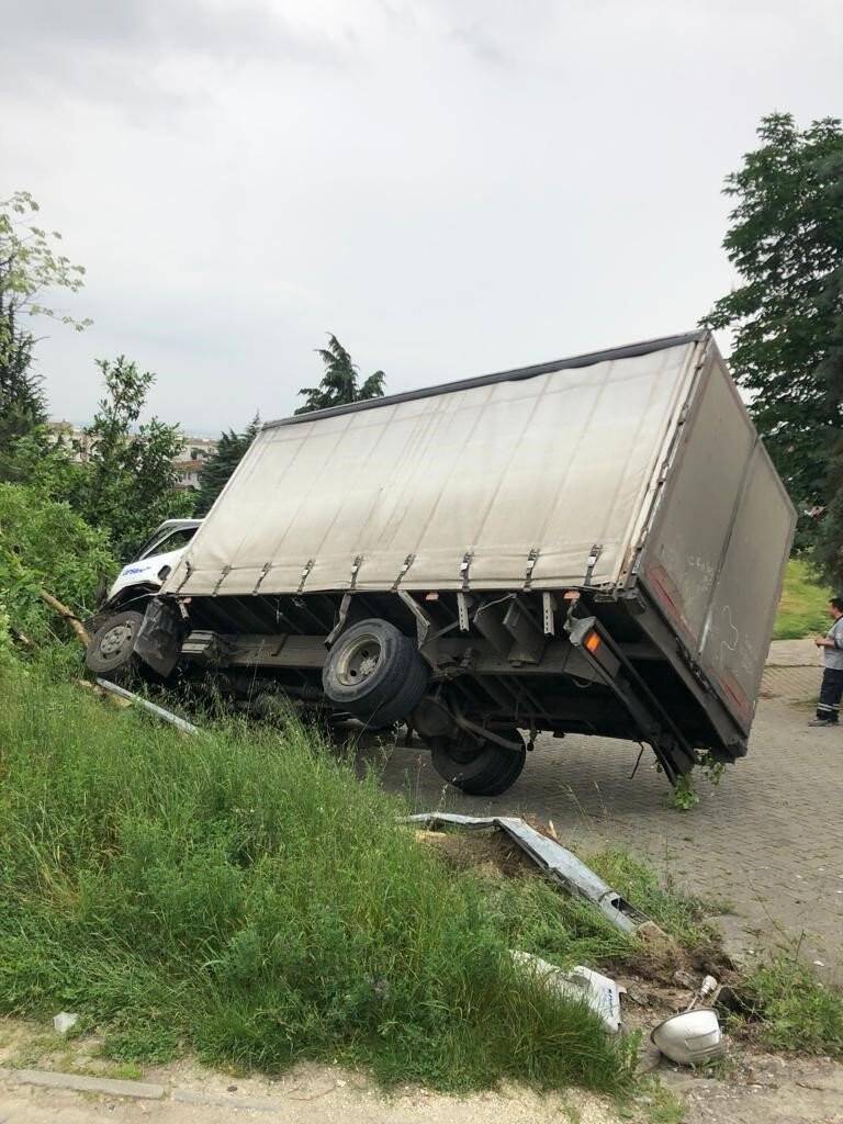 Freni boşalan kamyon aracın üzerine devrildi