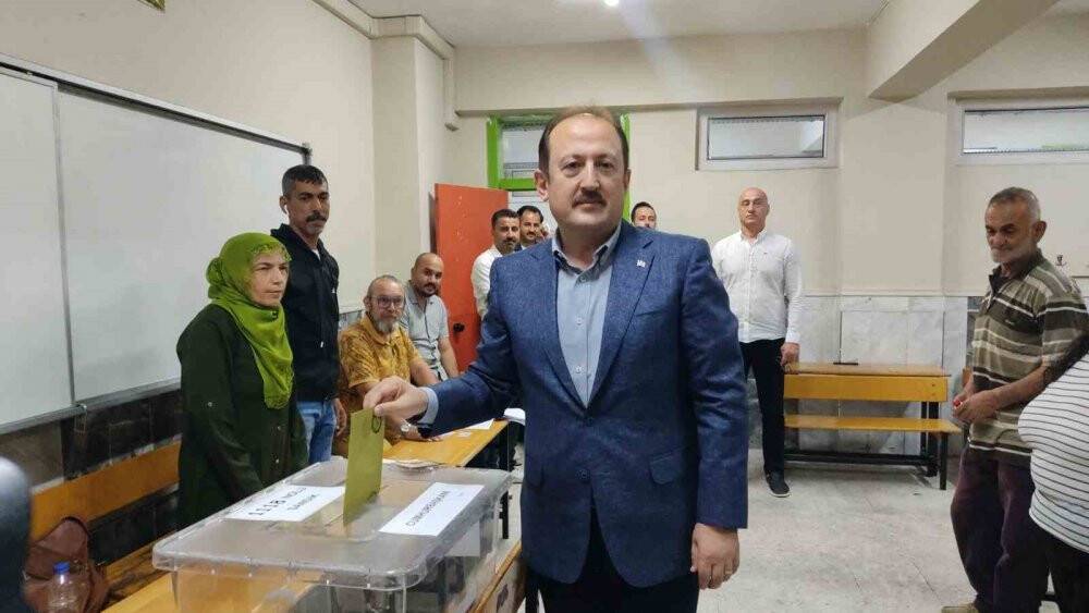 Oy kullanmaya ambulansla geldi