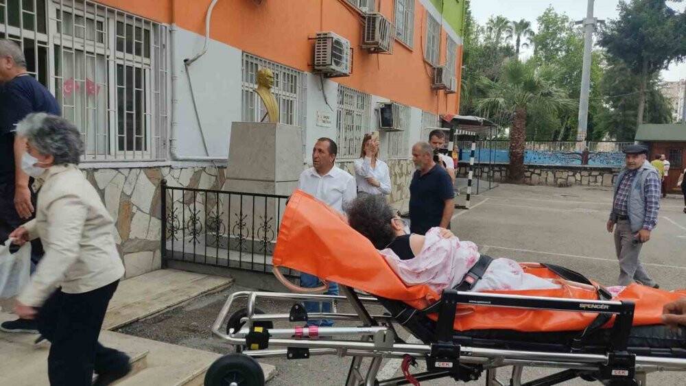 Oy kullanmaya ambulansla geldi