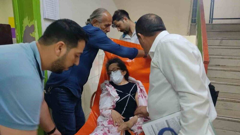 Oy kullanmaya ambulansla geldi