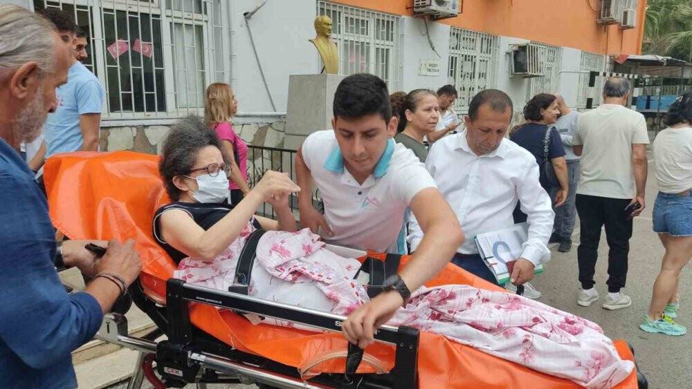 Oy kullanmaya ambulansla geldi