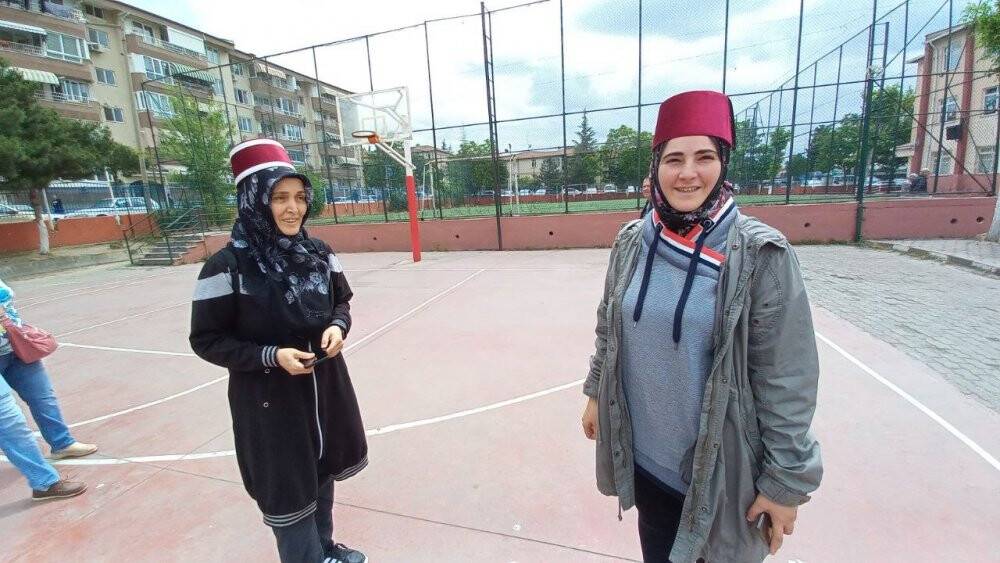 Oy kullanmaya başlarındaki fes ile geldiler