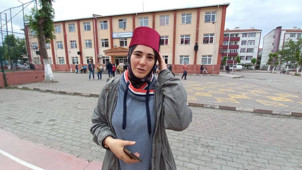 Oy kullanmaya başlarındaki fes ile geldiler