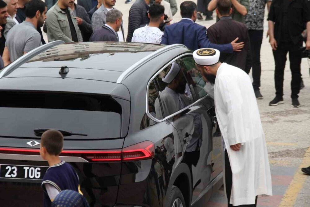 Oy kullanmaya geldiler, TOGG’u görünce cep telefonlarına sarıldılar