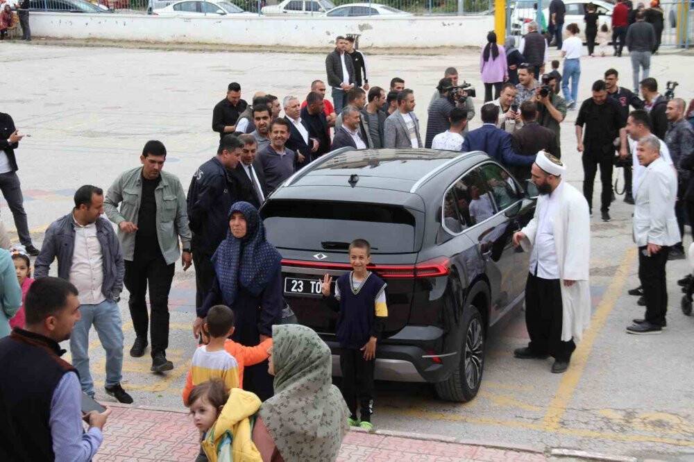 Oy kullanmaya geldiler, TOGG’u görünce cep telefonlarına sarıldılar