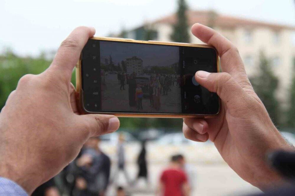 Oy kullanmaya geldiler, TOGG’u görünce cep telefonlarına sarıldılar