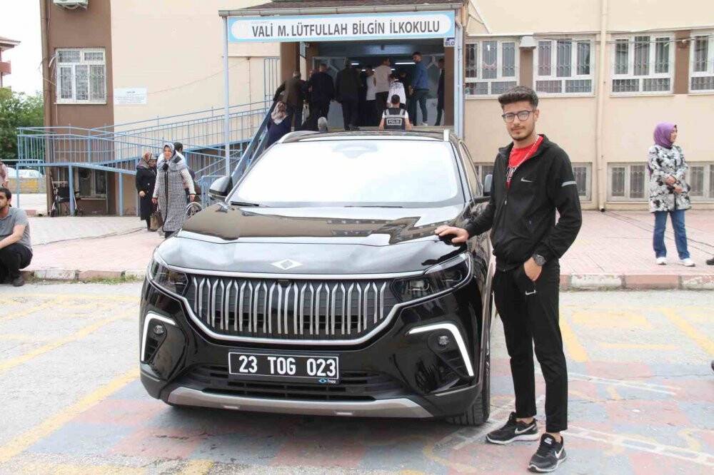 Oy kullanmaya geldiler, TOGG’u görünce cep telefonlarına sarıldılar