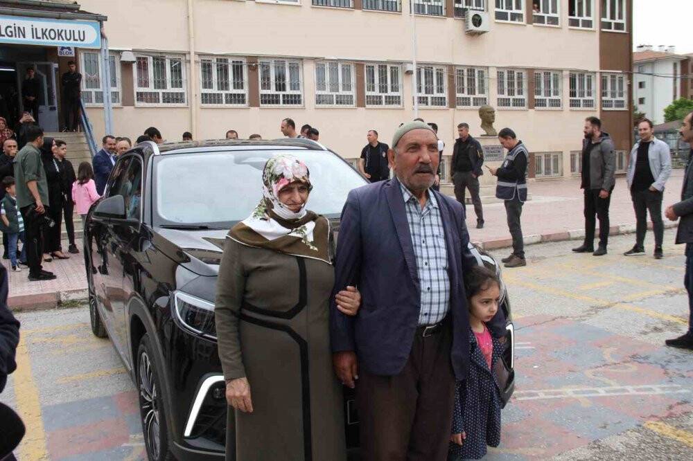 Oy kullanmaya geldiler, TOGG’u görünce cep telefonlarına sarıldılar