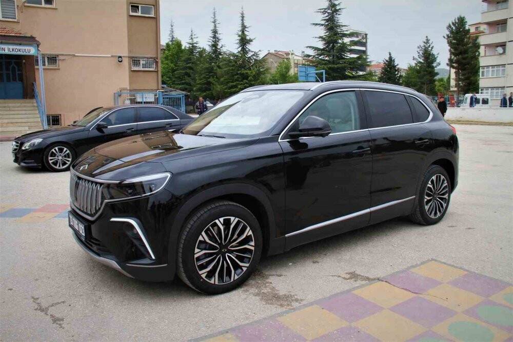 Oy kullanmaya geldiler, TOGG’u görünce cep telefonlarına sarıldılar