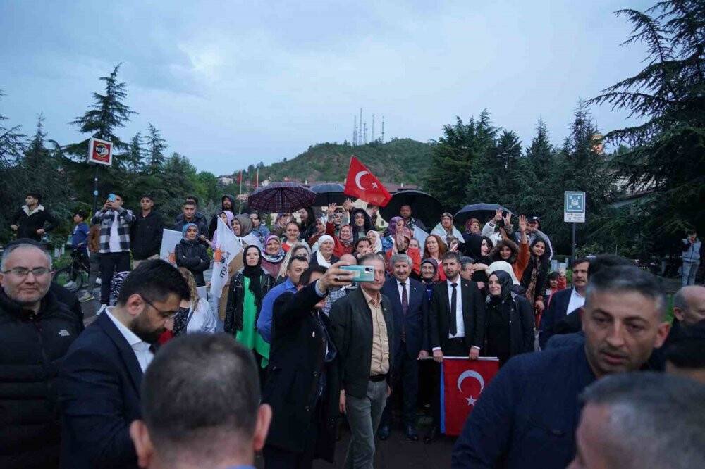 Yağmur altında Cumhurbaşkanı Erdoğan’ın zaferini kutladılar