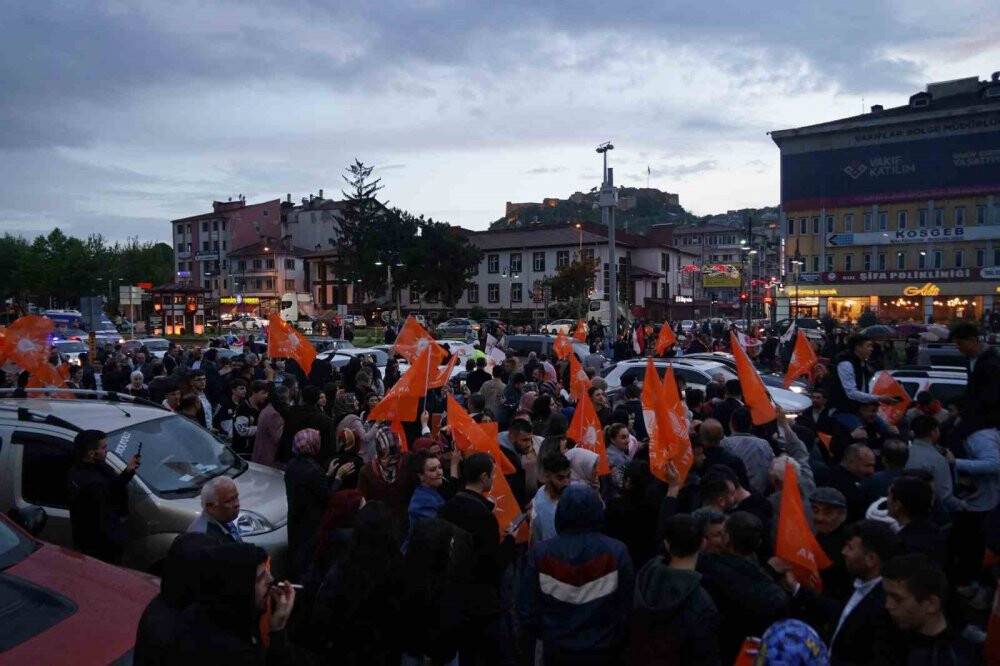 Yağmur altında Cumhurbaşkanı Erdoğan’ın zaferini kutladılar