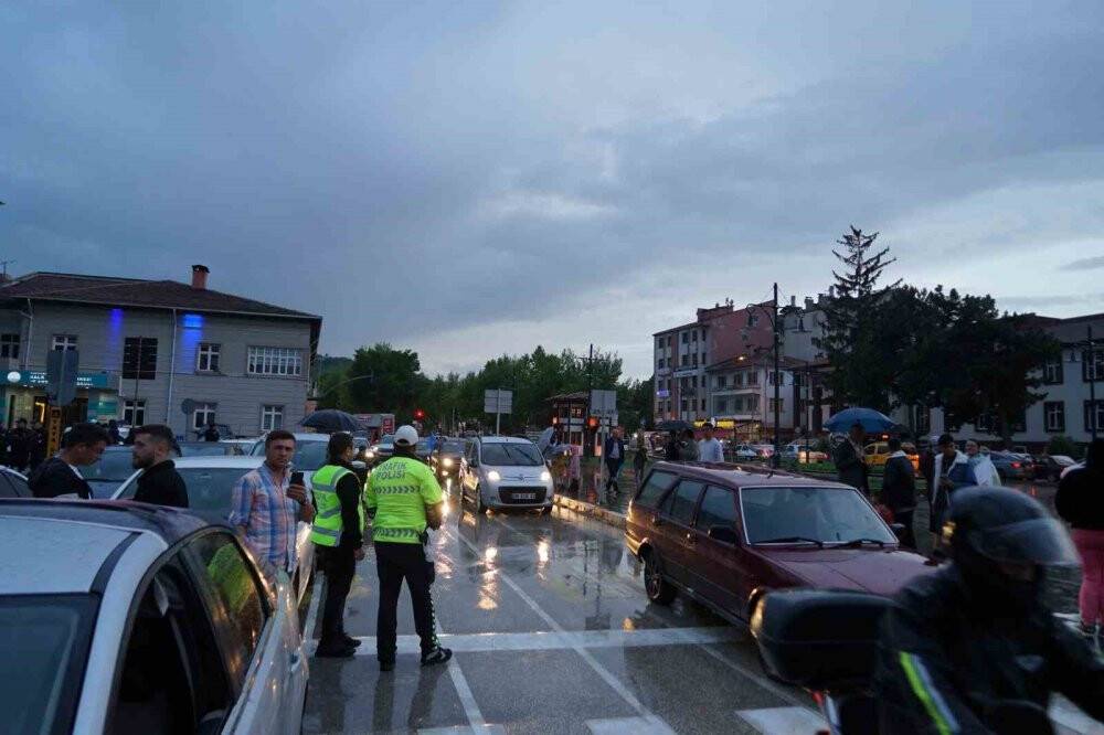 Yağmur altında Cumhurbaşkanı Erdoğan’ın zaferini kutladılar