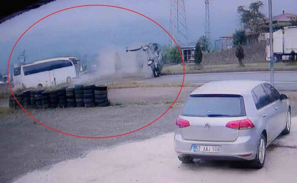 Yolcu otobüsü ile hafif ticari aracın çarpıştı