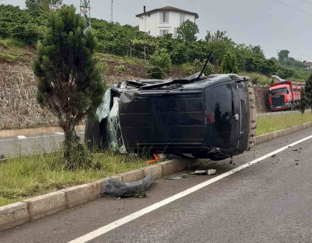 Yolcu otobüsü ile hafif ticari aracın çarpıştı