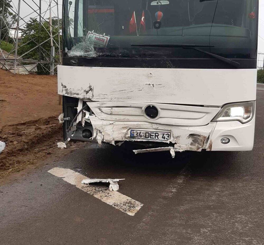 Yolcu otobüsü ile hafif ticari aracın çarpıştı