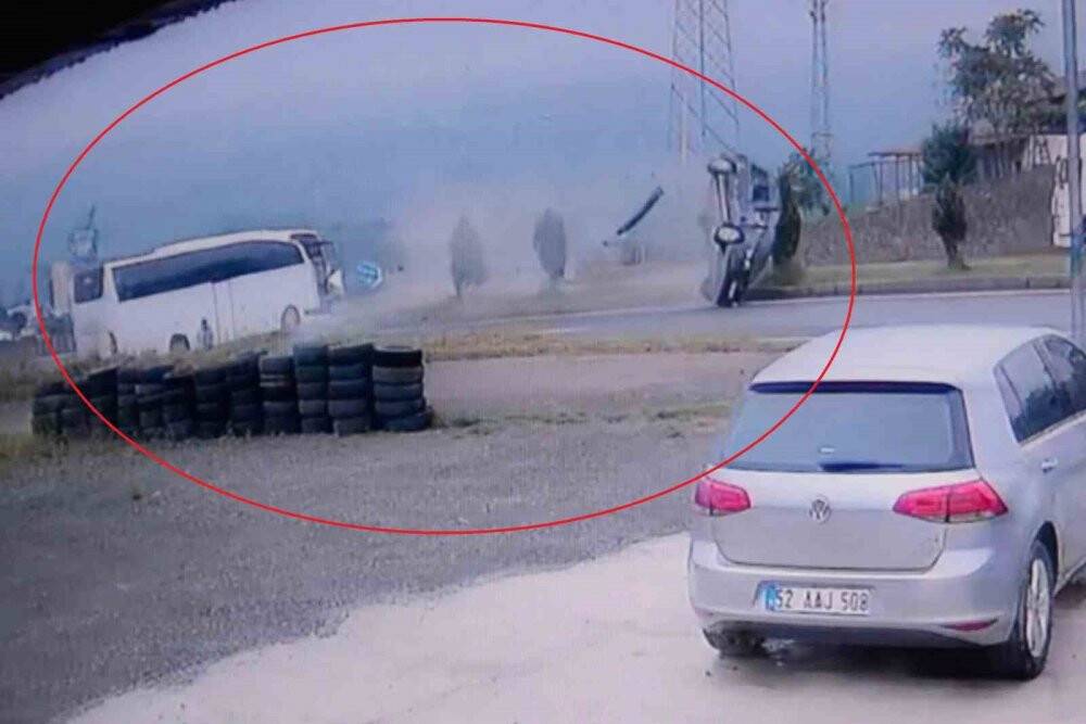 Yolcu otobüsü ile hafif ticari aracın çarpıştı