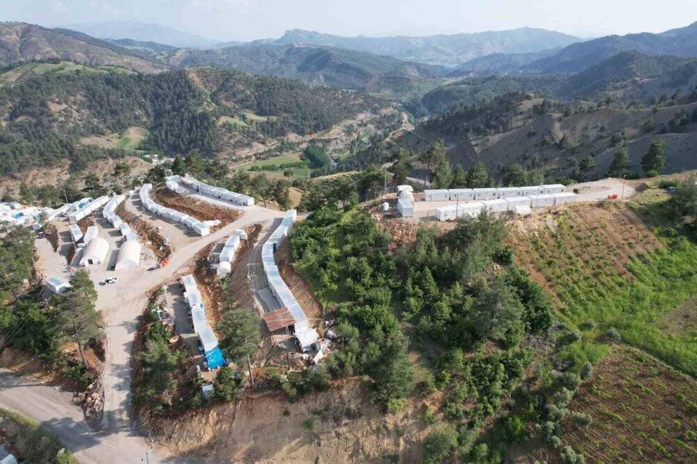 Dev kayalar köyü tehdit etti, bin rakımlı zirveye konteyner kent kuruldu