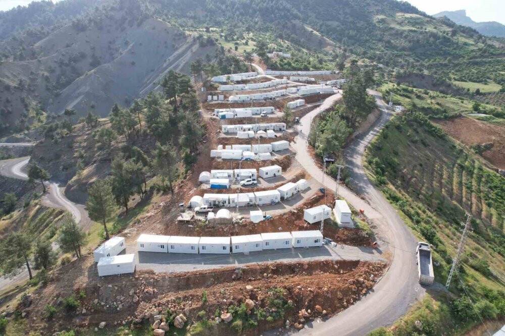 Dev kayalar köyü tehdit etti, bin rakımlı zirveye konteyner kent kuruldu