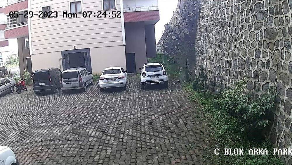 İstinat duvarı böyle çöktü, o anlar güvenlik kamerasına yansıdı
