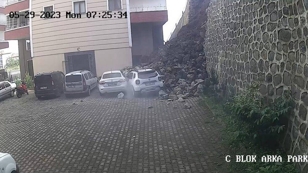 İstinat duvarı böyle çöktü, o anlar güvenlik kamerasına yansıdı