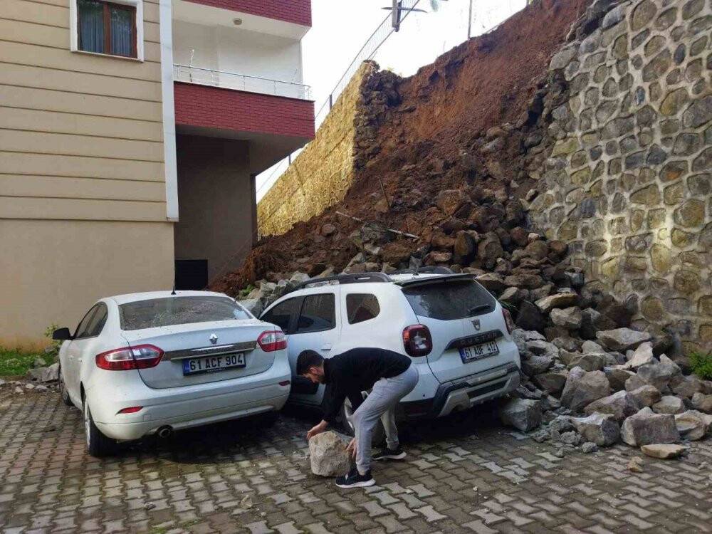 İstinat duvarı böyle çöktü, o anlar güvenlik kamerasına yansıdı