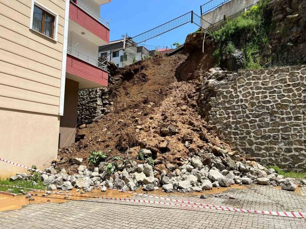 İstinat duvarı böyle çöktü, o anlar güvenlik kamerasına yansıdı