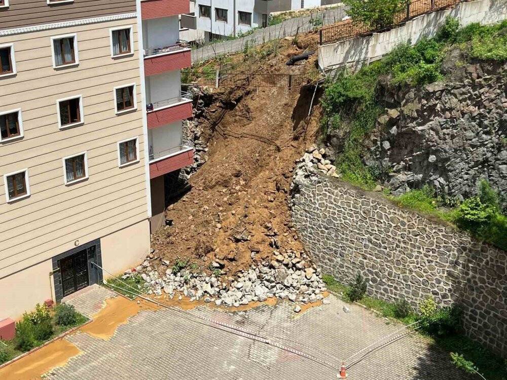 İstinat duvarı böyle çöktü, o anlar güvenlik kamerasına yansıdı