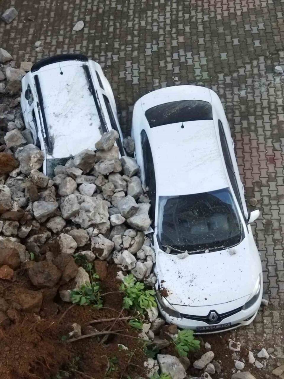 İstinat duvarı böyle çöktü, o anlar güvenlik kamerasına yansıdı