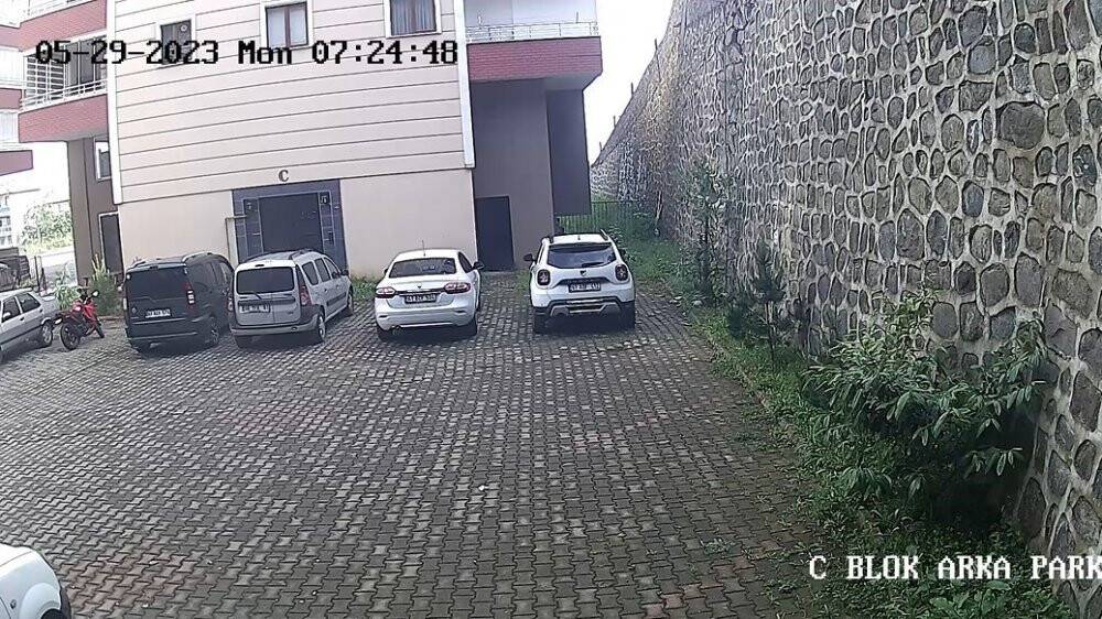 İstinat duvarı böyle çöktü, o anlar güvenlik kamerasına yansıdı