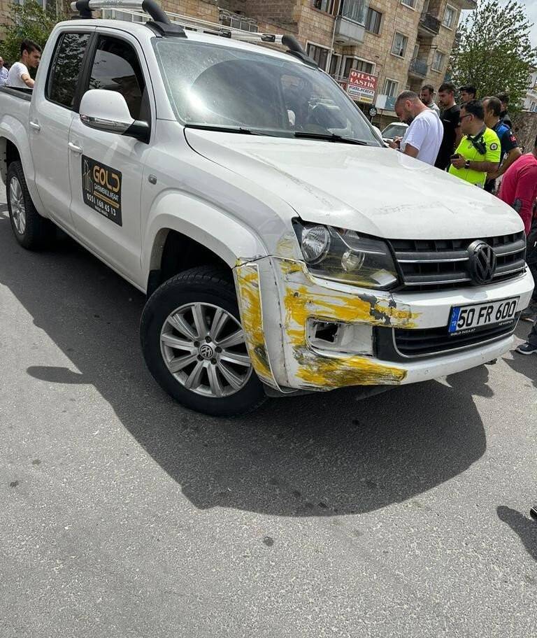 Kamyonetle çarpışan ticari taksi bahçeye düştü: 2 yaralı