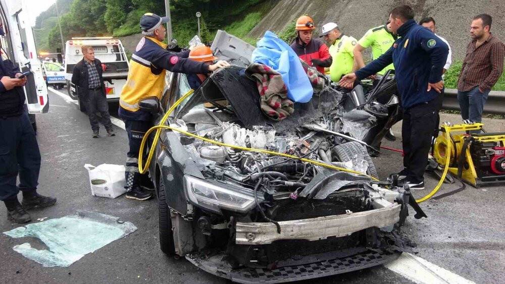 Kazada sıkışan sürücü dakikalarca telefonda konuştu!