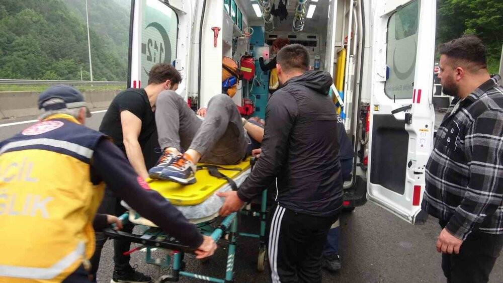 Kazada sıkışan sürücü dakikalarca telefonda konuştu!