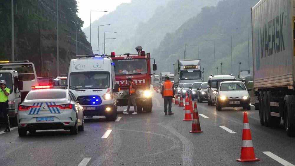 Kazada sıkışan sürücü dakikalarca telefonda konuştu!
