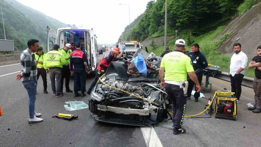 Kazada sıkışan sürücü dakikalarca telefonda konuştu!